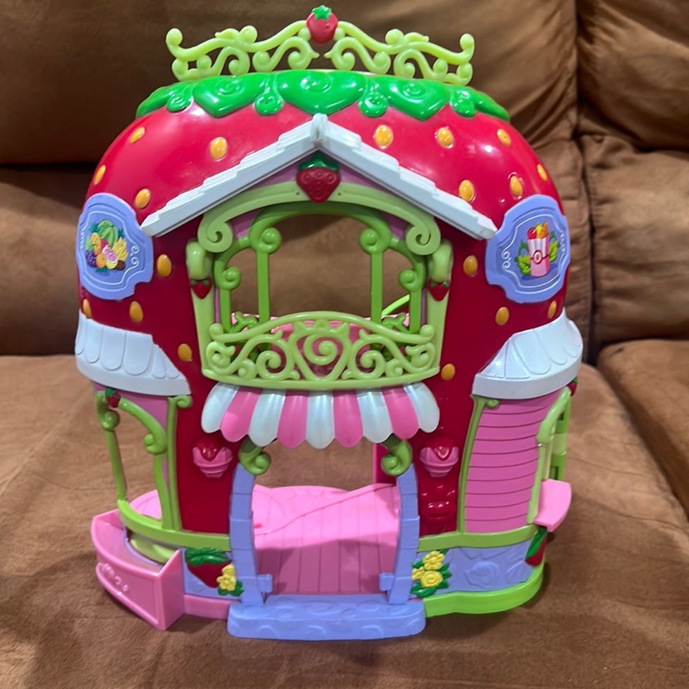 Strawberry Shortcake Berry Bitty Market- only market no accessories or dolls